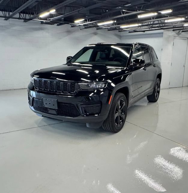 Used 2023 Jeep Grand Cherokee Altitude AWD/4WD image 1
