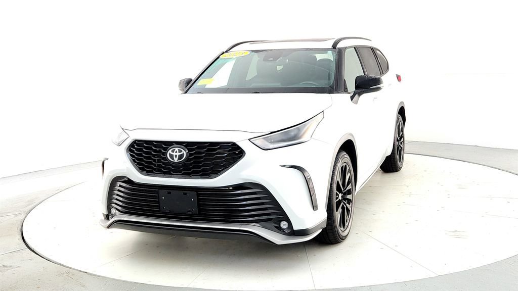 Used 2023 Toyota Highlander XSE AWD/4WD image 2