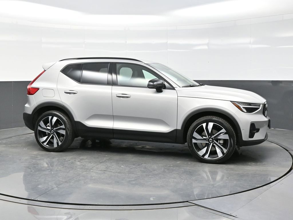 Used 2025 Volvo XC40 B5 Plus image 8