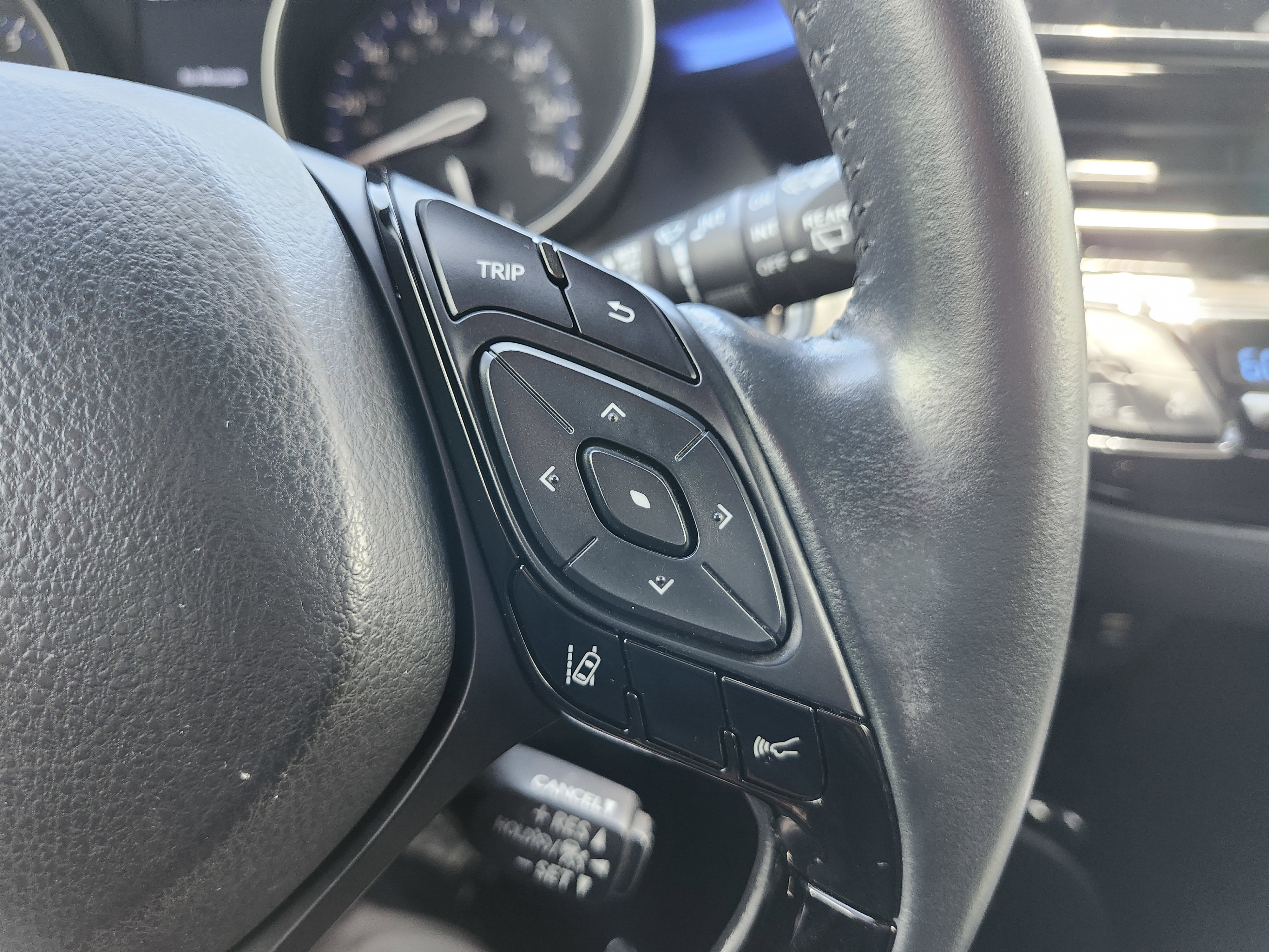 Used 2021 Toyota C-HR XLE FWD image 31
