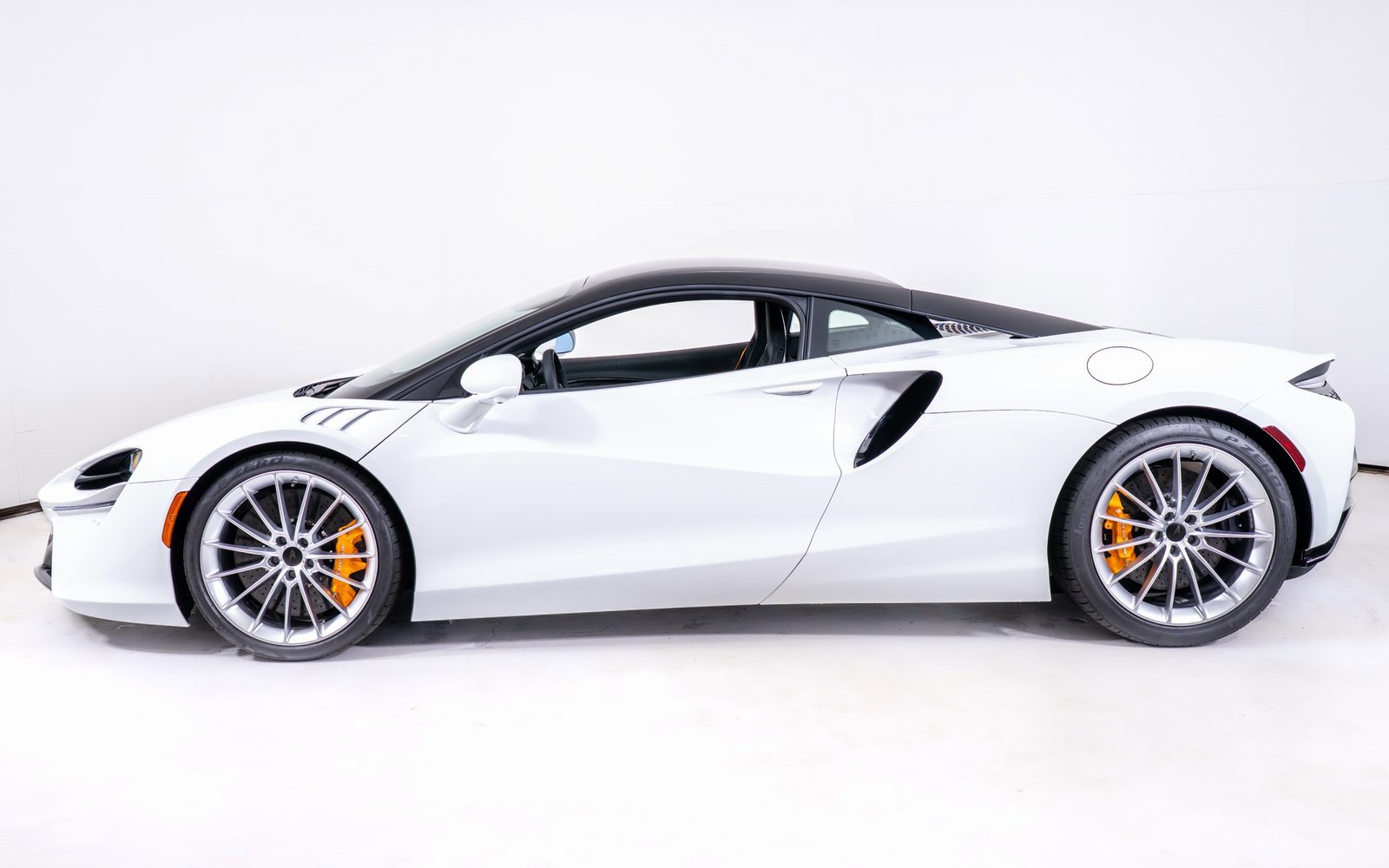 New 2026 McLaren Artura image 2