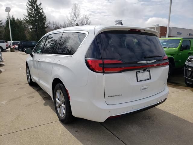 New 2026 Chrysler Pacifica Select AWD/4WD image 4