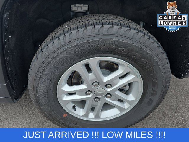 Used 2023 Jeep Grand Cherokee Laredo AWD/4WD image 21