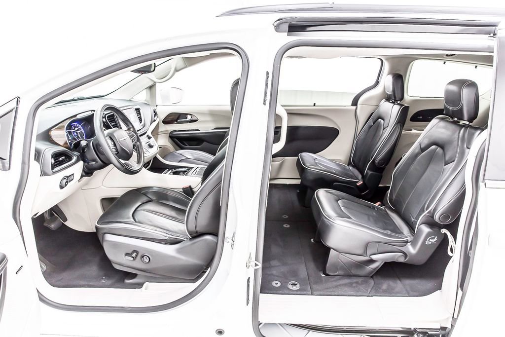 Used 2022 Chrysler Pacifica Limited w/ Uconnect Theater Family Group image 28
