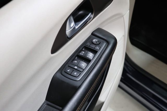 Used 2017 Chrysler Pacifica Touring-L FWD image 17