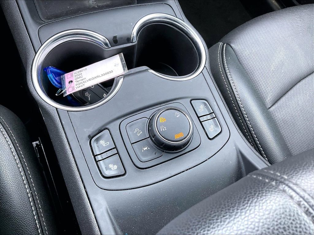 Used 2024 GMC Terrain SLT image 32