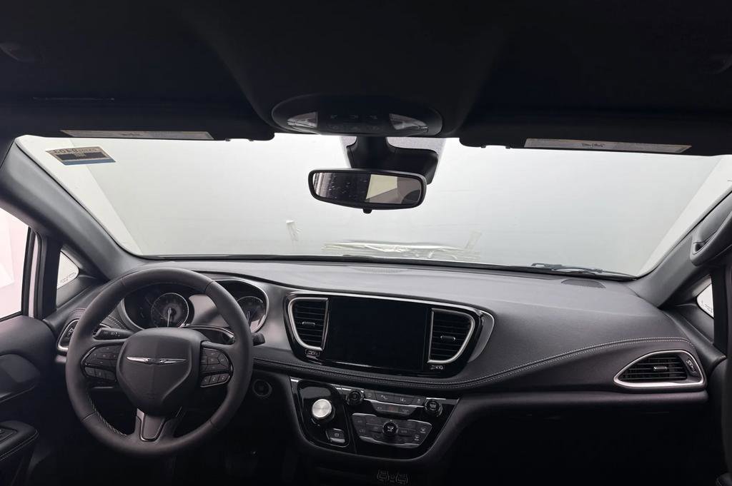 Certified 2023 Chrysler Pacifica Touring-L image 3