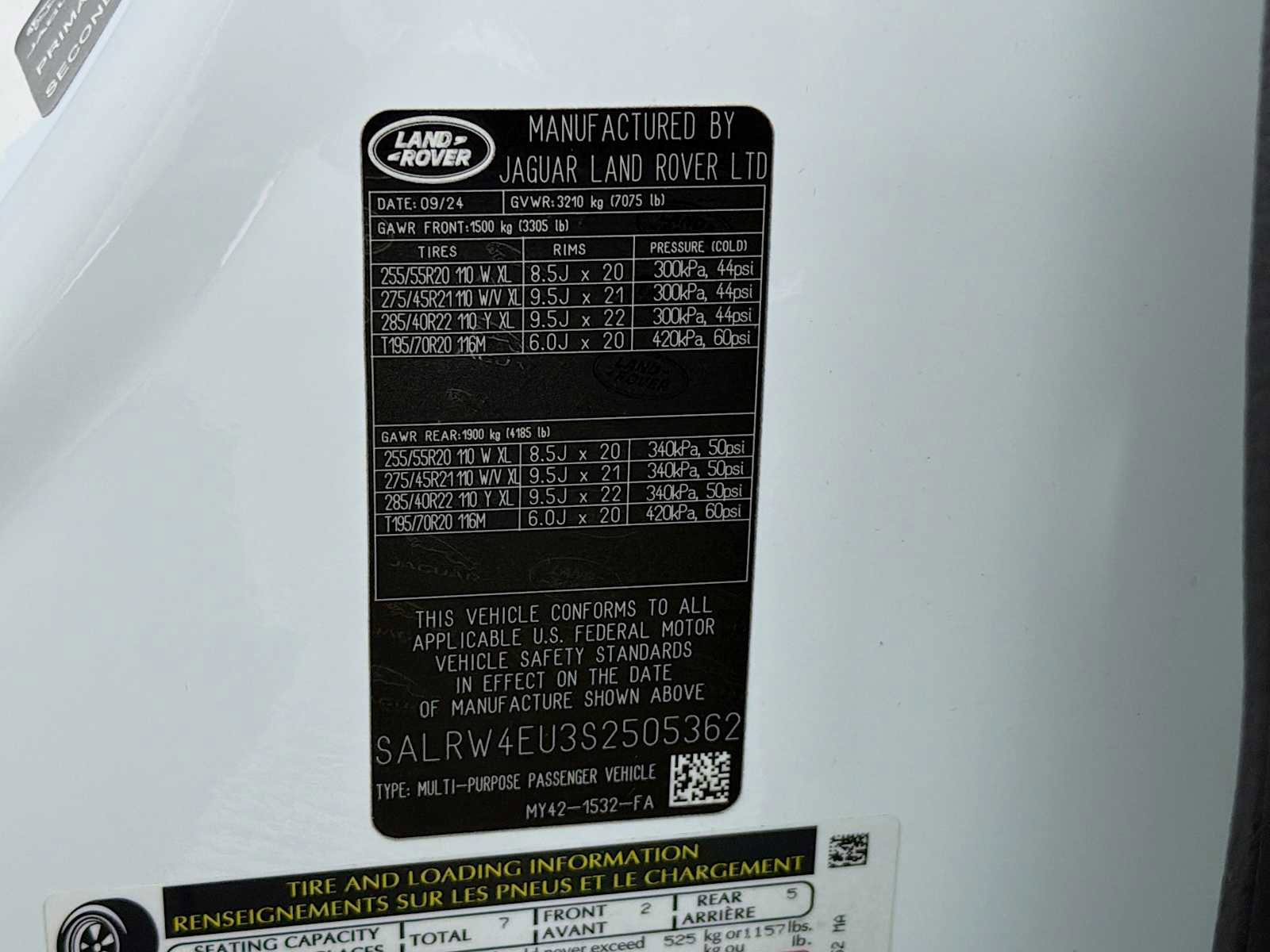 Used 2025 Land Rover Discovery Metropolitan Edition image 30