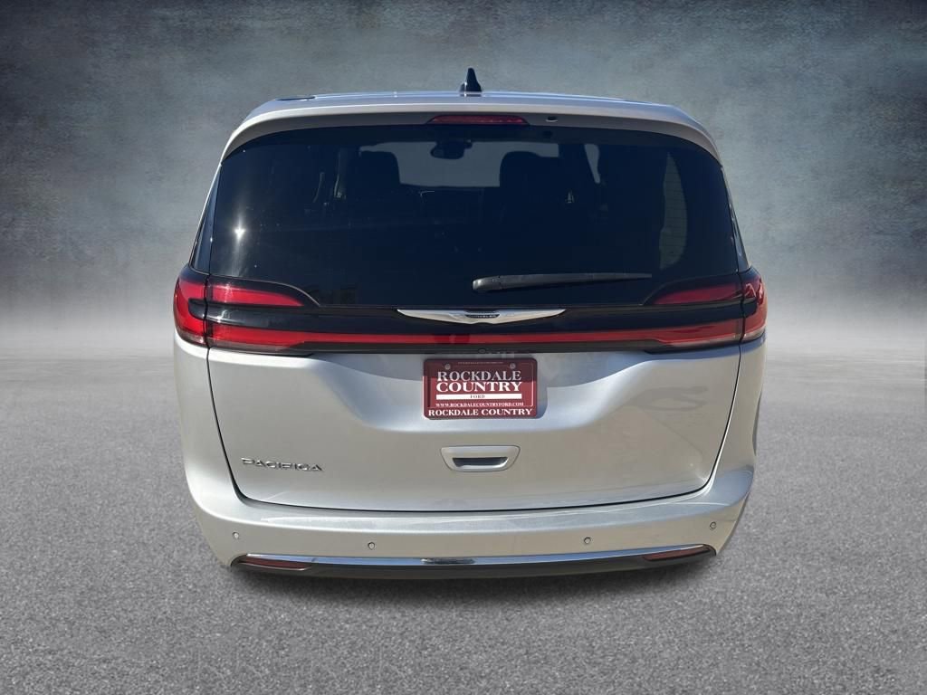 Used 2023 Chrysler Pacifica Touring-L image 4