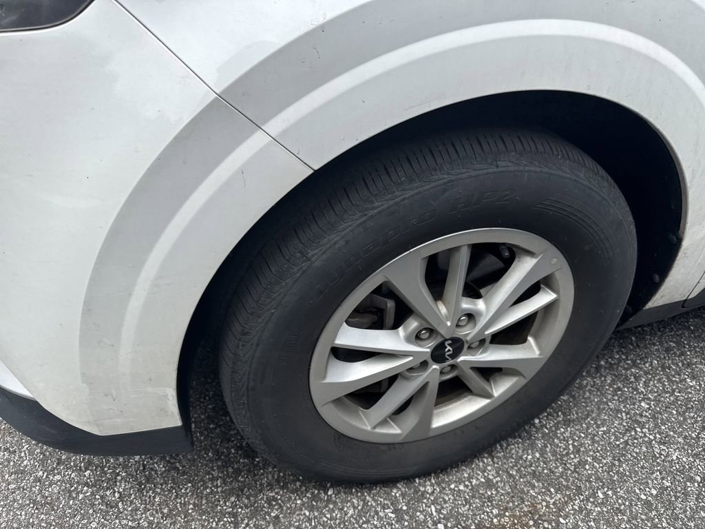 Used 2024 Kia Carnival LX FWD image 8