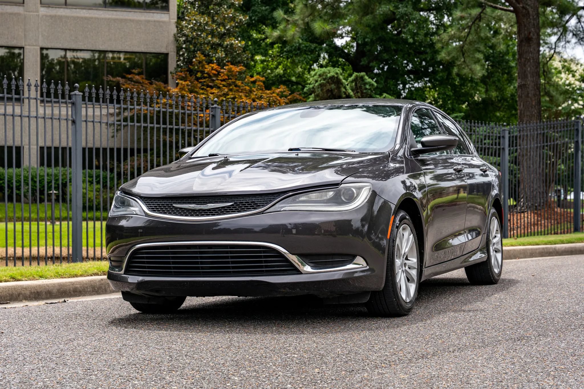 Used 2017 Chrysler 200 Limited Platinum FWD image 2