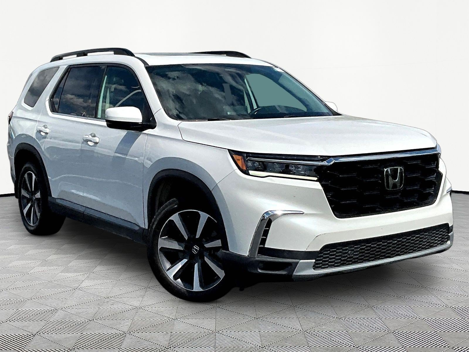 Used 2023 Honda Pilot Touring image 3