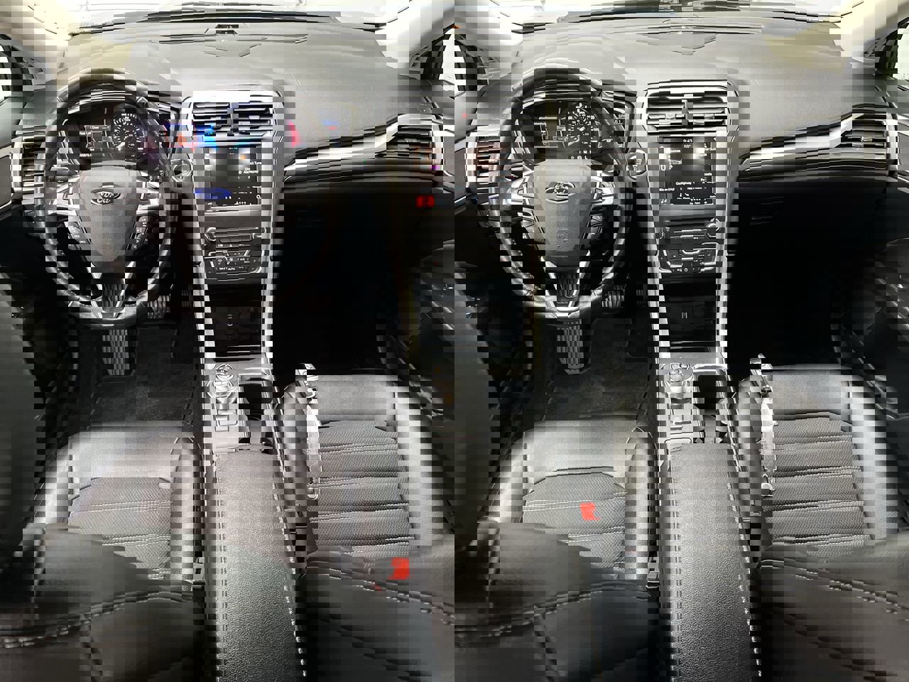 Used 2017 Ford Fusion SE w/ Equipment Group 201A FWD image 4