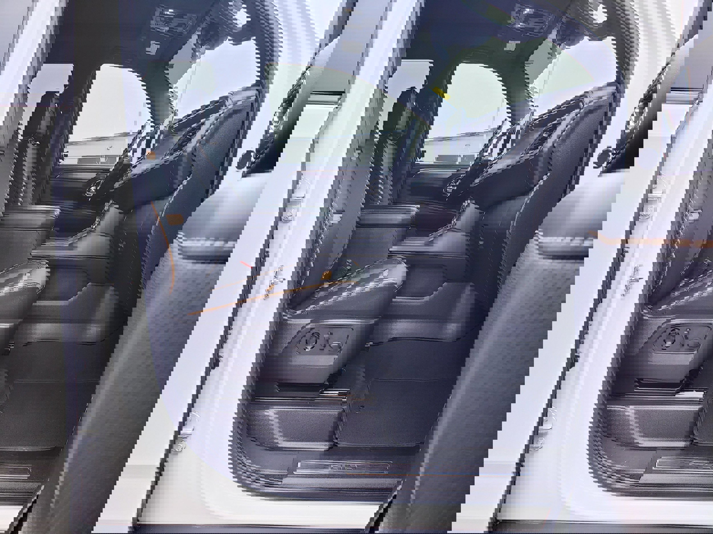 Used 2024 GMC Yukon AT4 w/ Technology Package image 18