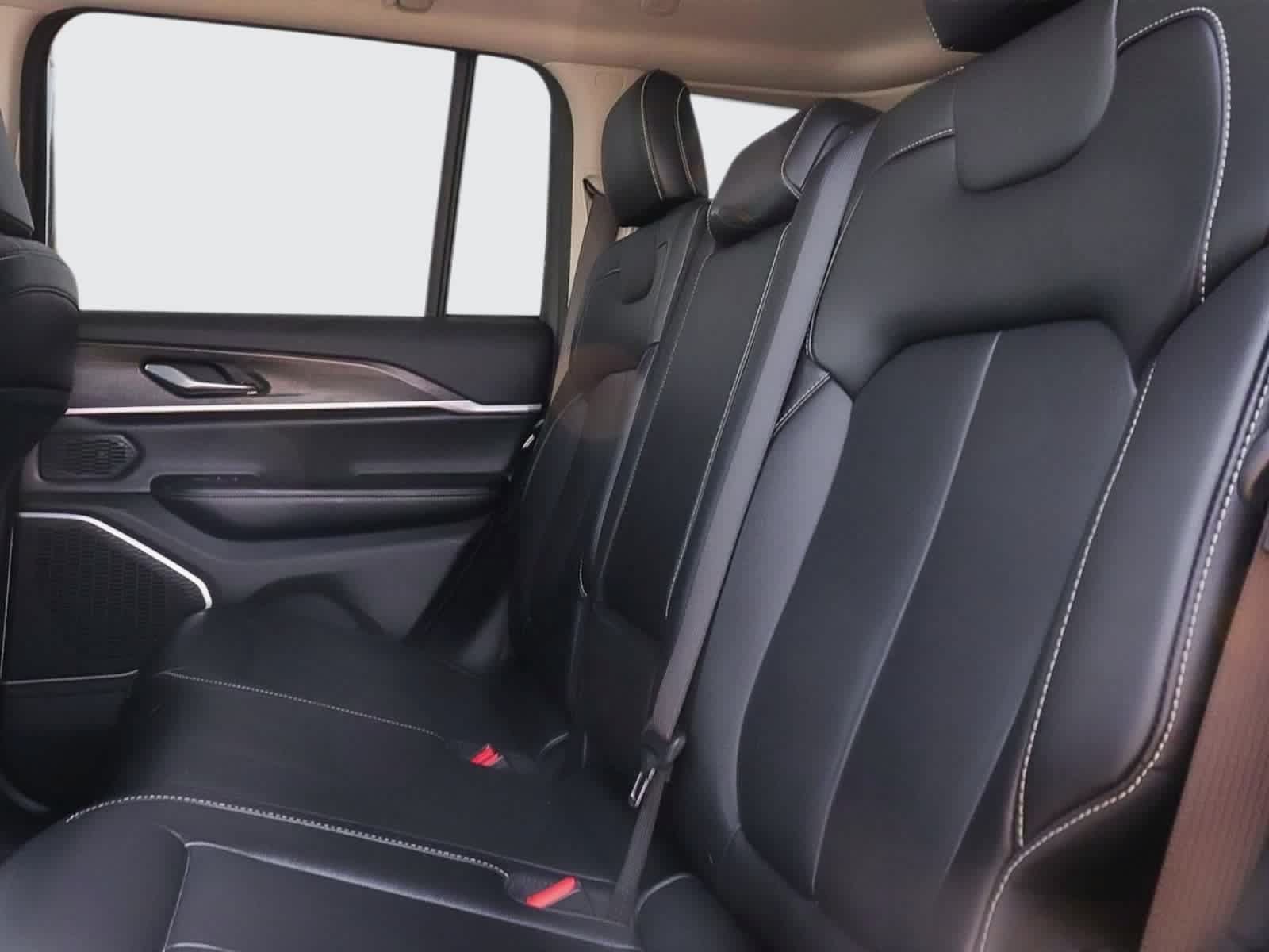 Used 2022 Jeep Grand Cherokee Limited AWD/4WD image 25