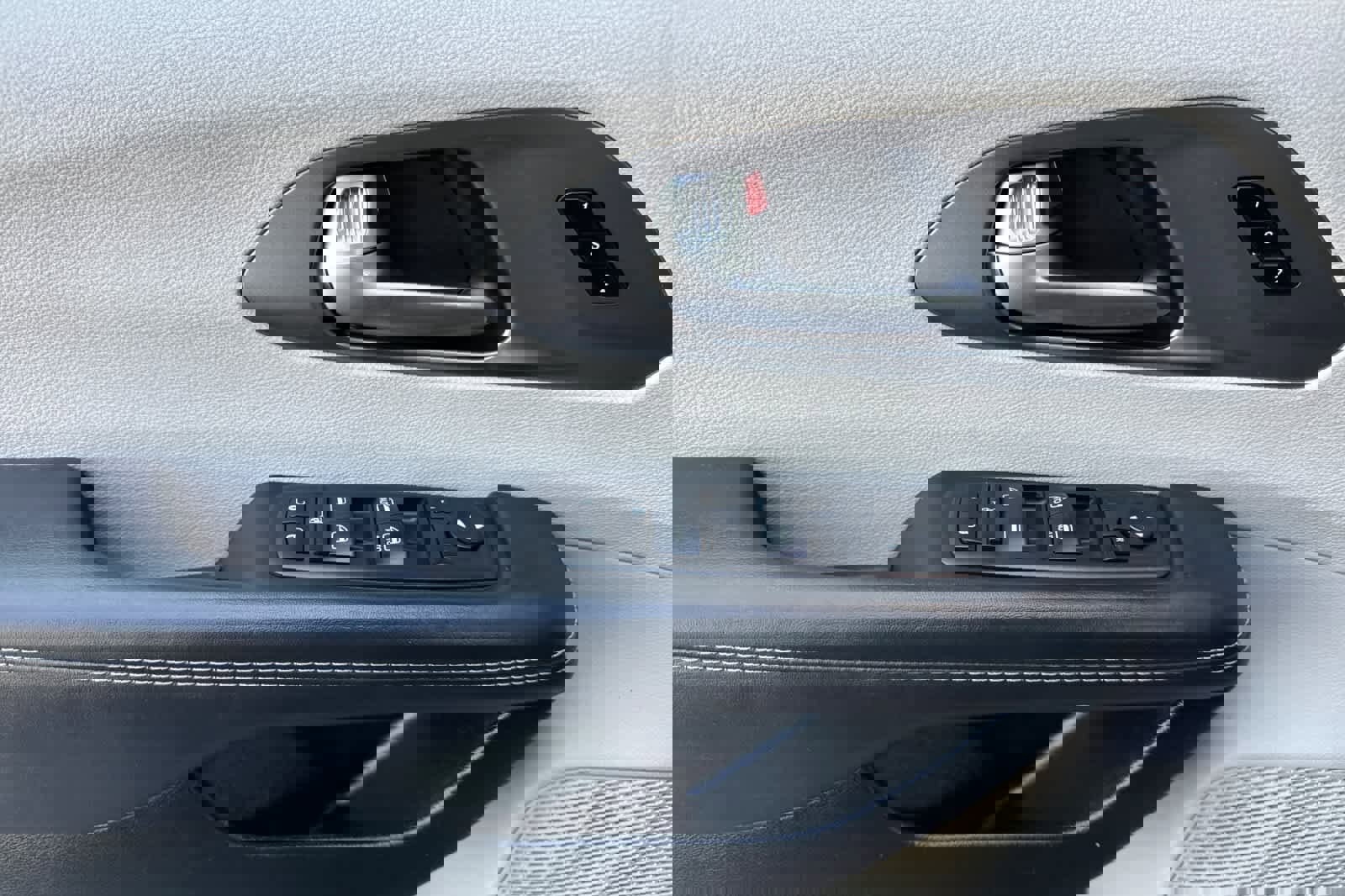 Used 2023 Chrysler Pacifica Touring-L image 12