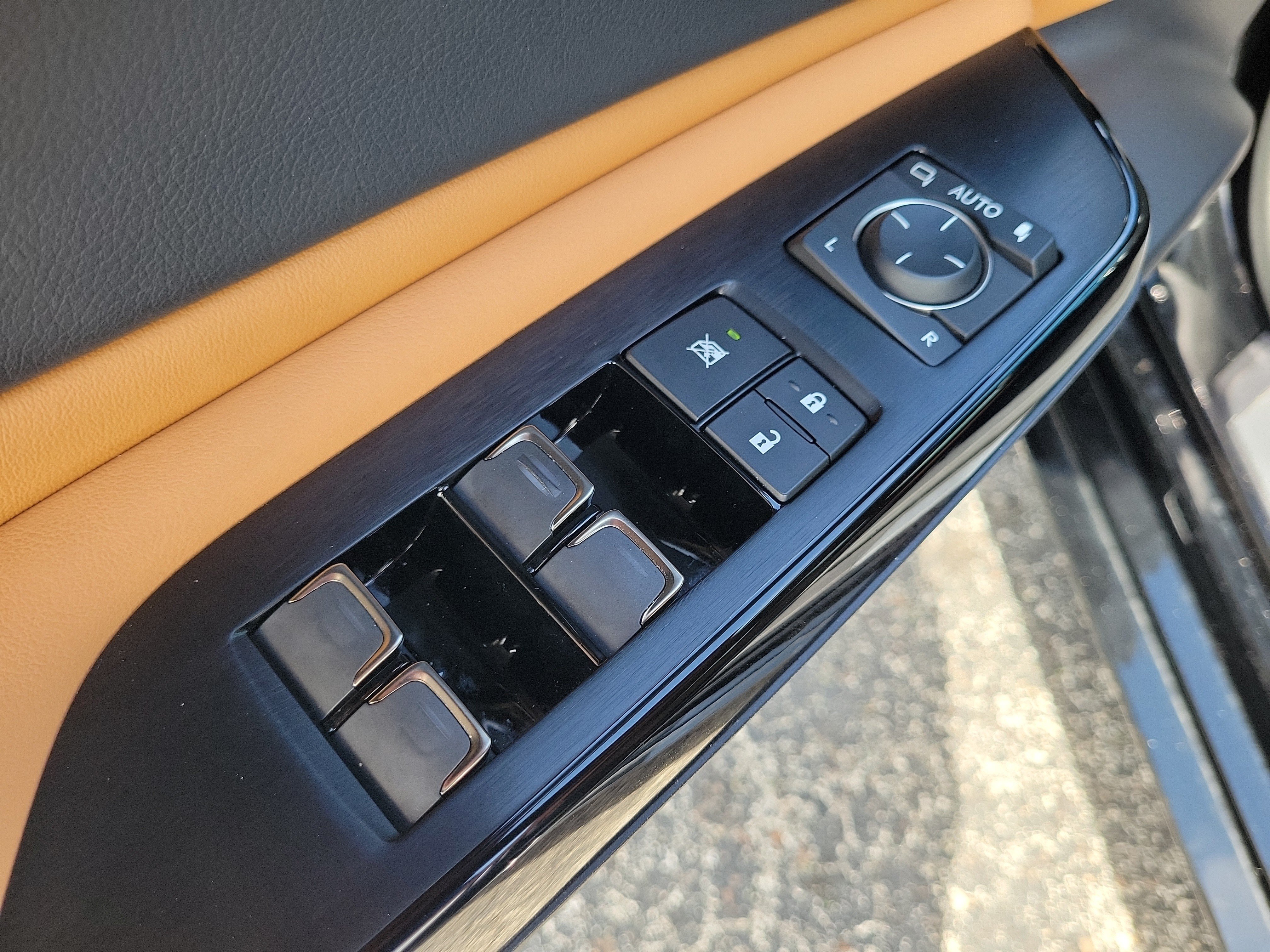 Used 2024 Lexus ES 300h w/ Premium Package FWD image 12