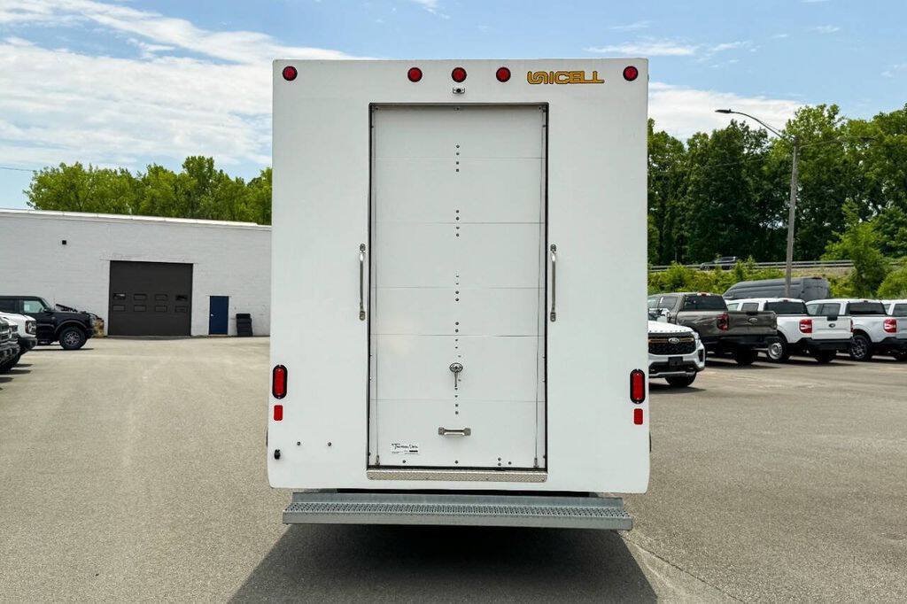 Used 2023 Ford E-Transit RWD image 4