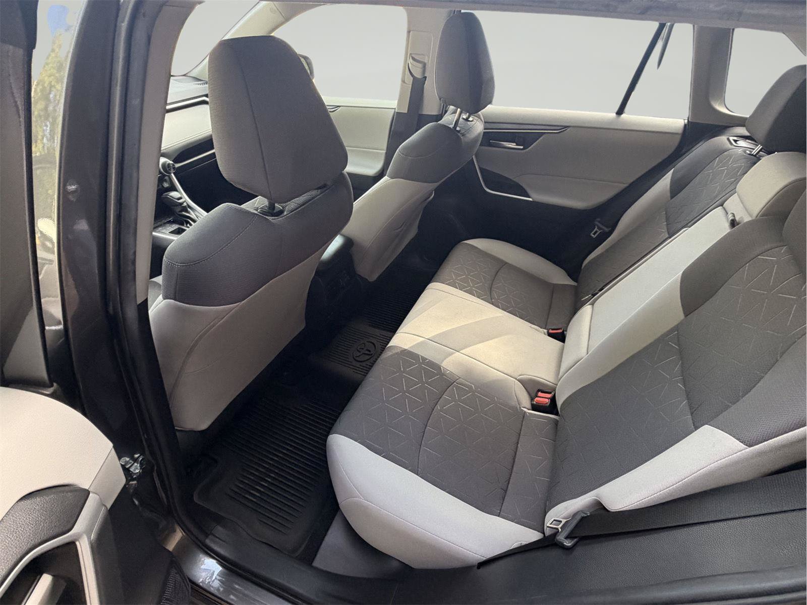 Used 2022 Toyota RAV4 XLE FWD image 28