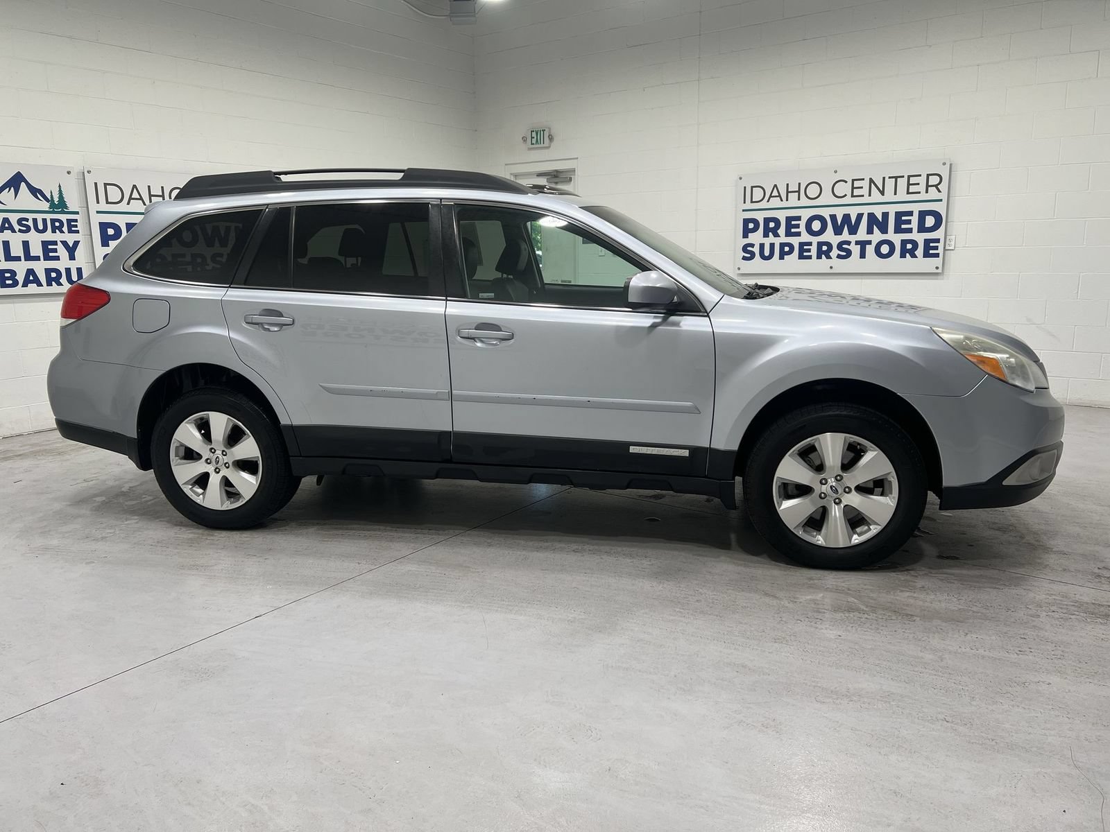 Used 2012 Subaru Outback 3.6R Limited w/ Moonroof Pkg AWD/4WD image 9