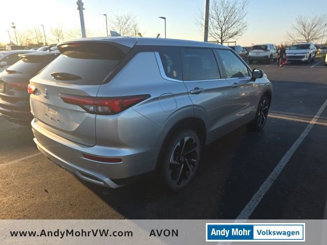 Used 2023 Mitsubishi Outlander SE image 3