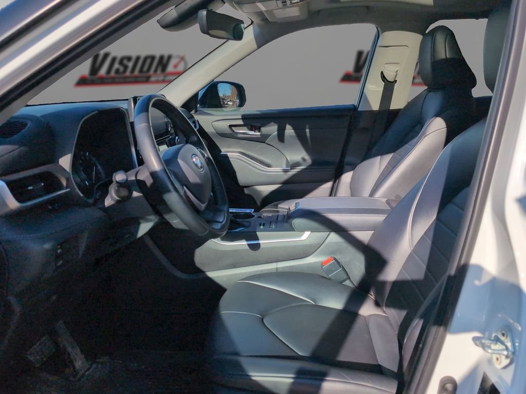 Used 2022 Toyota Highlander XLE image 9