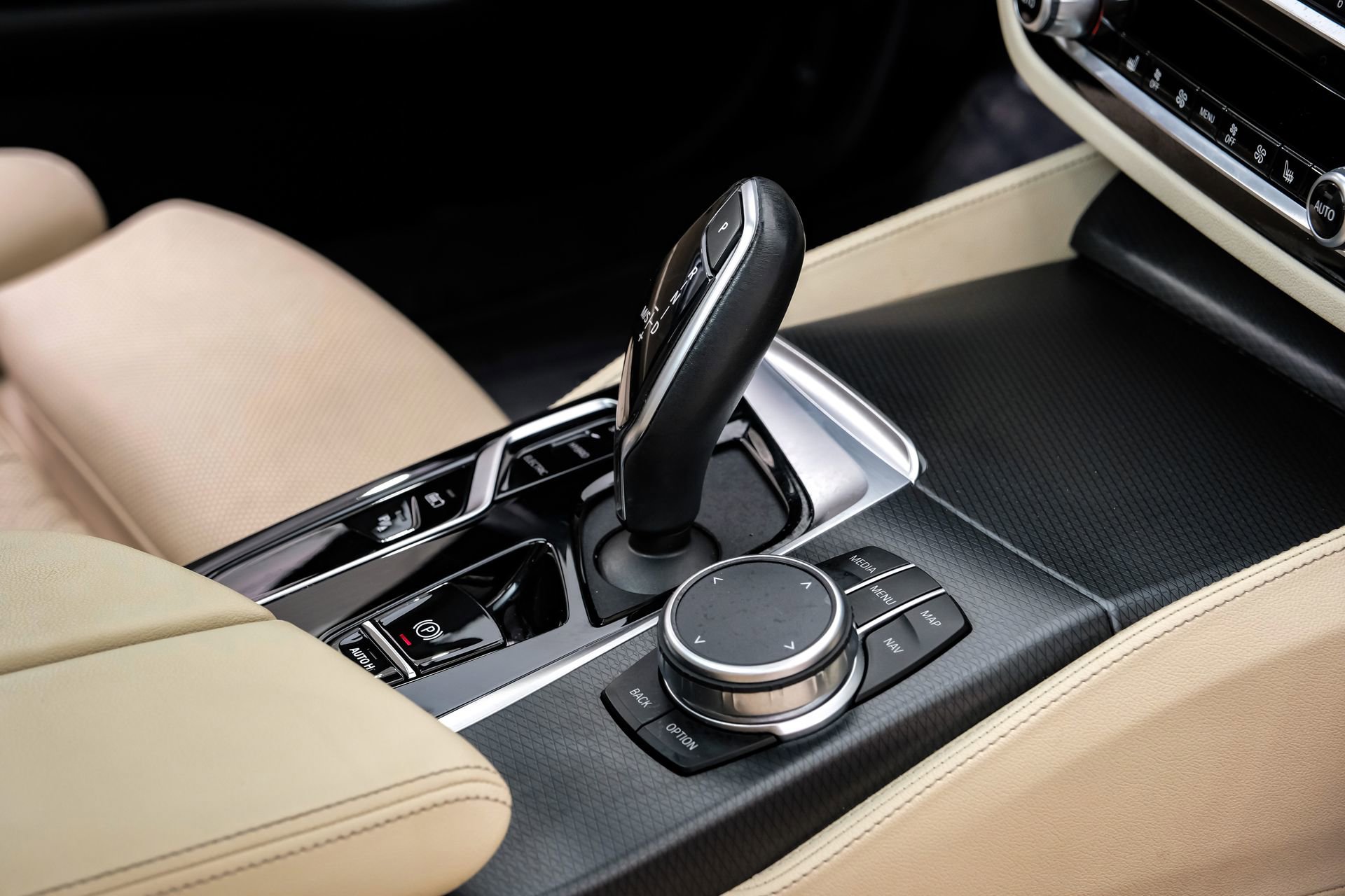 Used 2023 BMW 530e w/ M Sport Package image 30