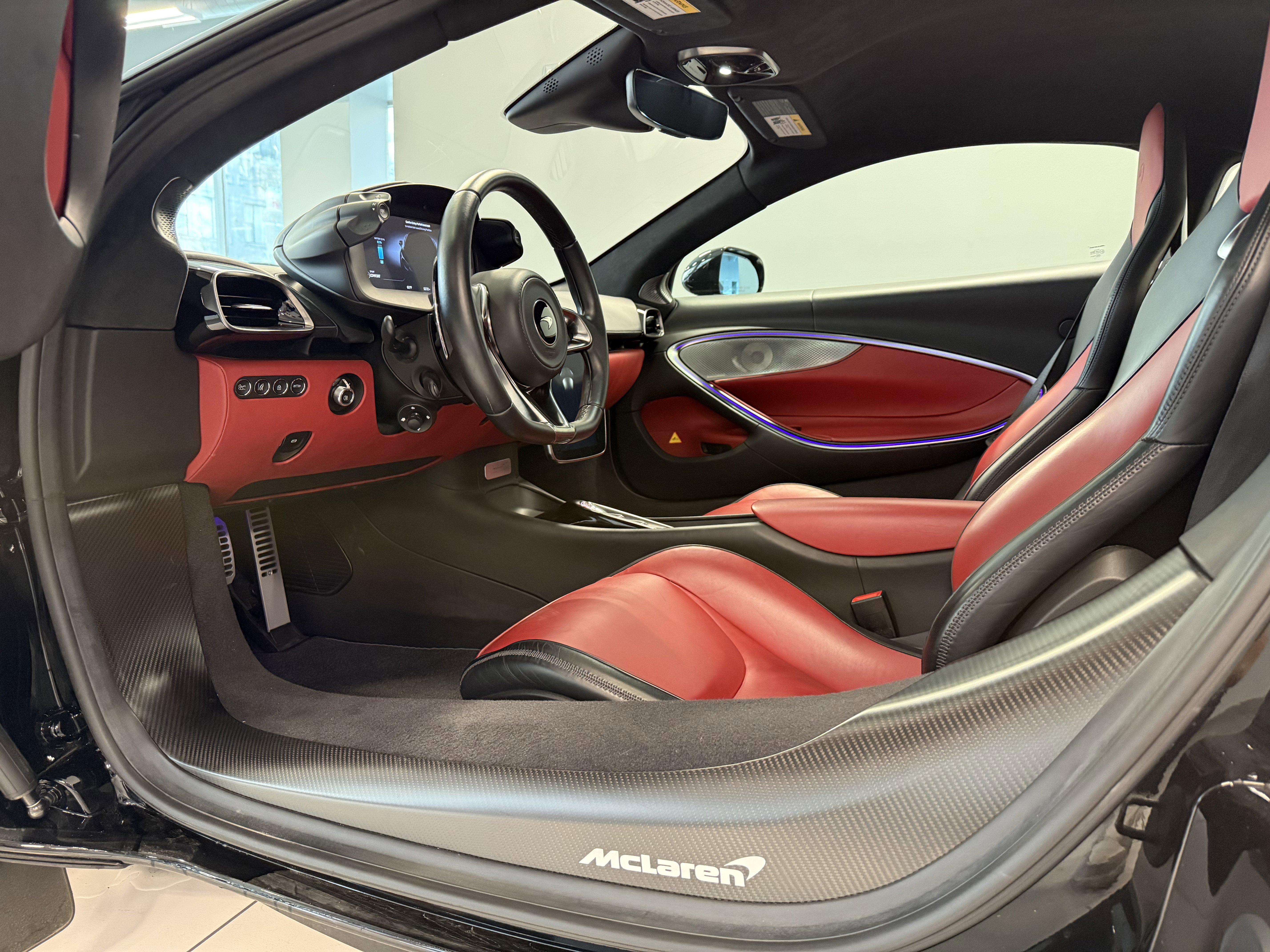 Used 2023 McLaren Artura RWD image 22