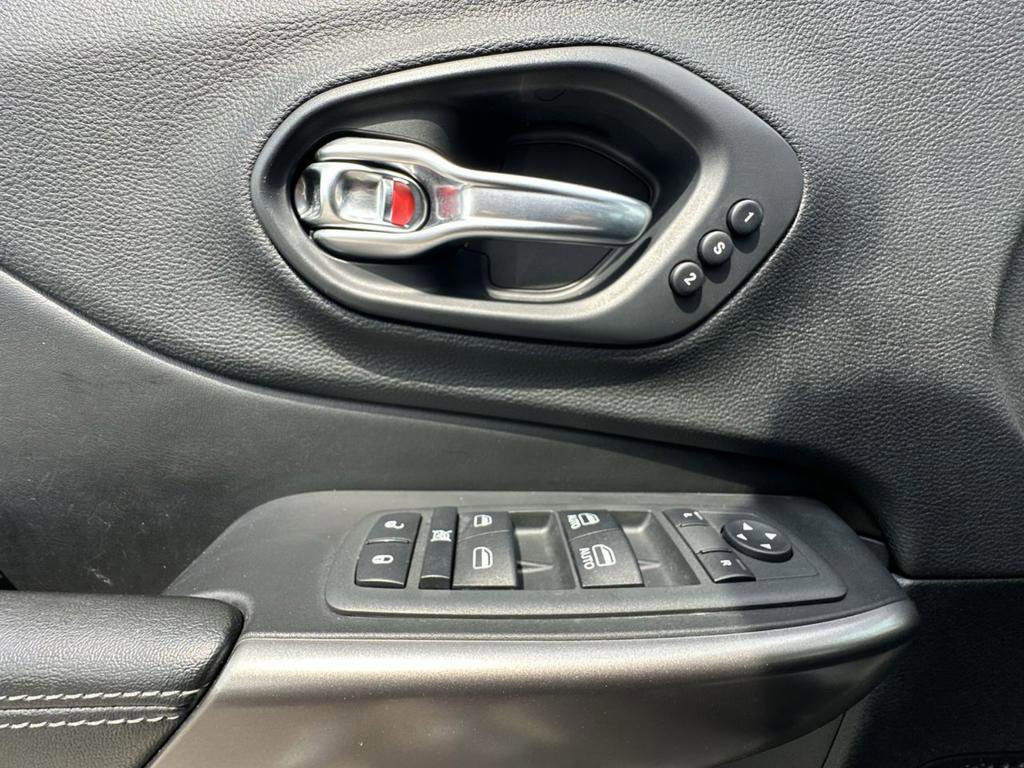 Used 2019 Jeep Cherokee Limited image 32