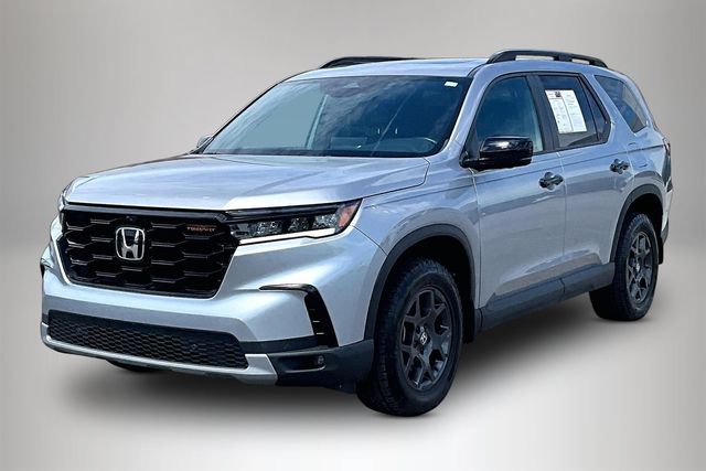 Used 2025 Honda Pilot TrailSport image 2