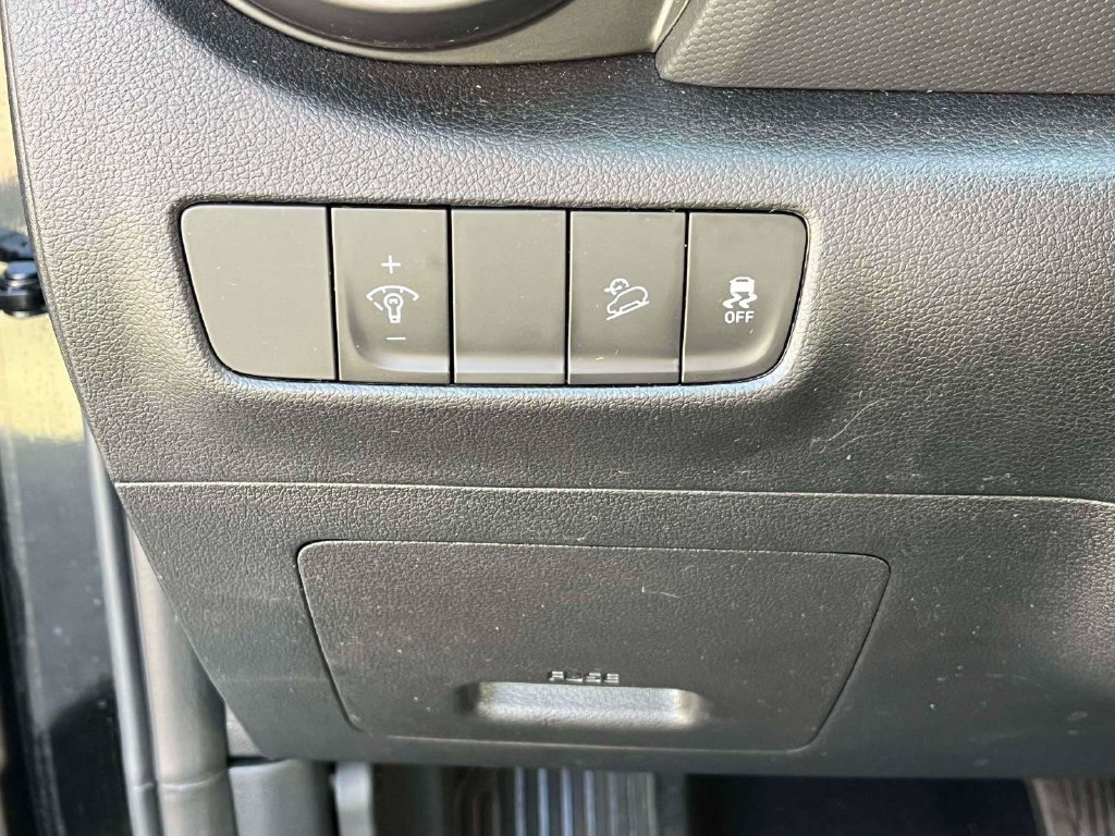 Used 2022 Hyundai Kona Limited AWD/4WD image 17