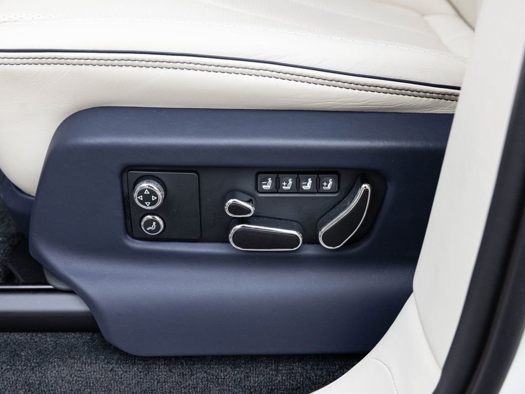 Used 2024 Bentley Bentayga image 32