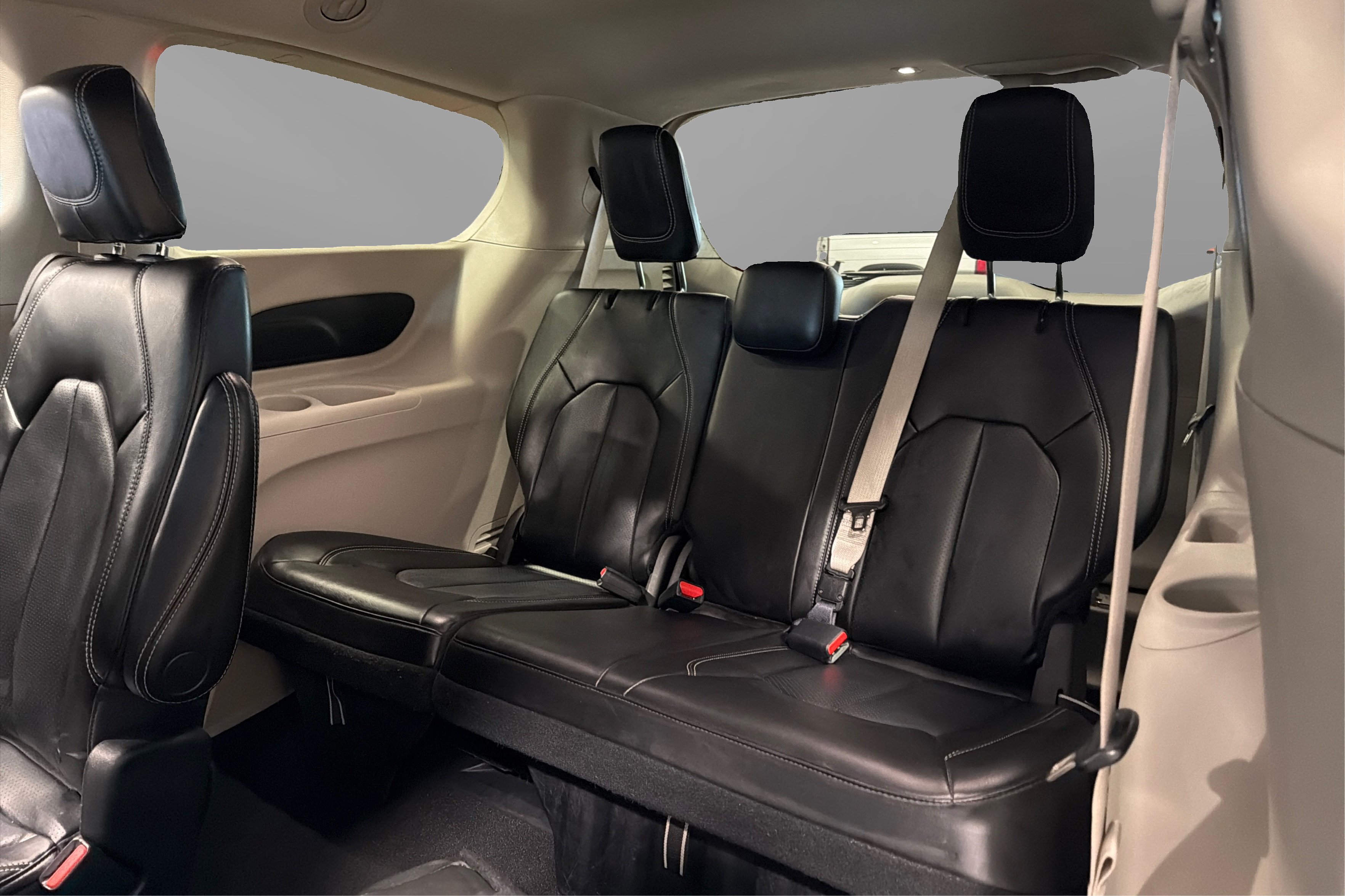 Used 2023 Chrysler Pacifica Touring-L FWD image 37