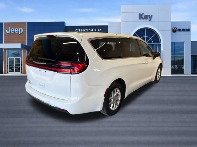 Used 2023 Chrysler Pacifica Touring-L FWD image 7