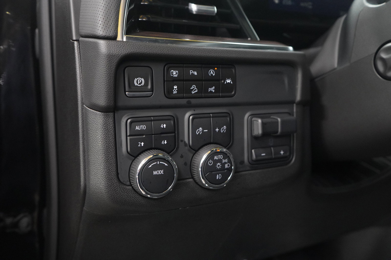 Used 2025 Chevrolet Suburban Premier image 22