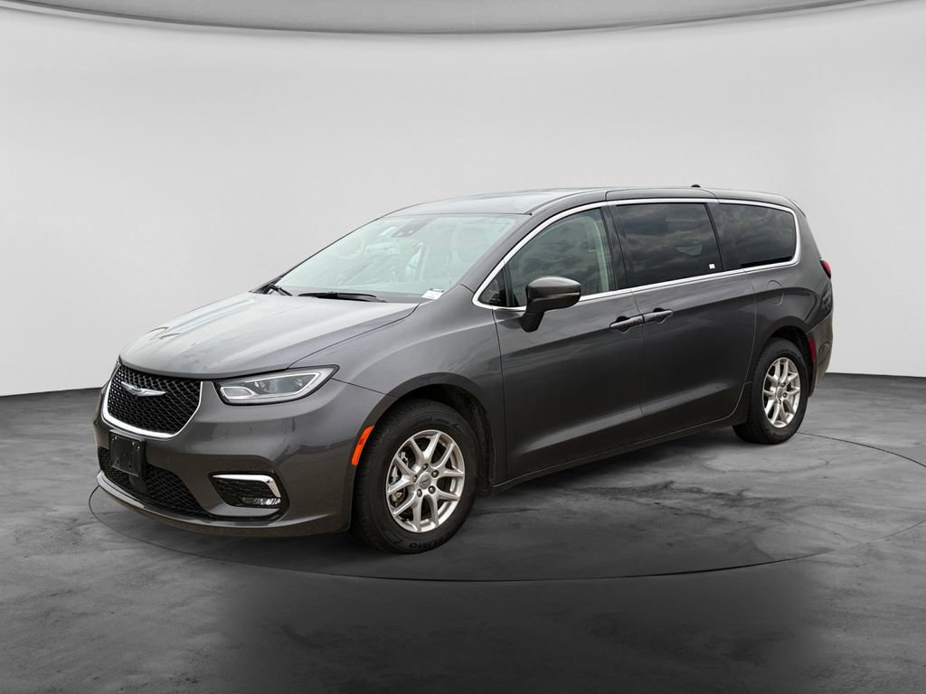 Used 2023 Chrysler Pacifica Touring-L FWD image 4