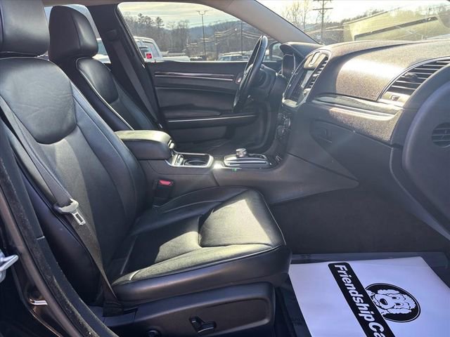 Used 2018 Chrysler 300 Limited image 14