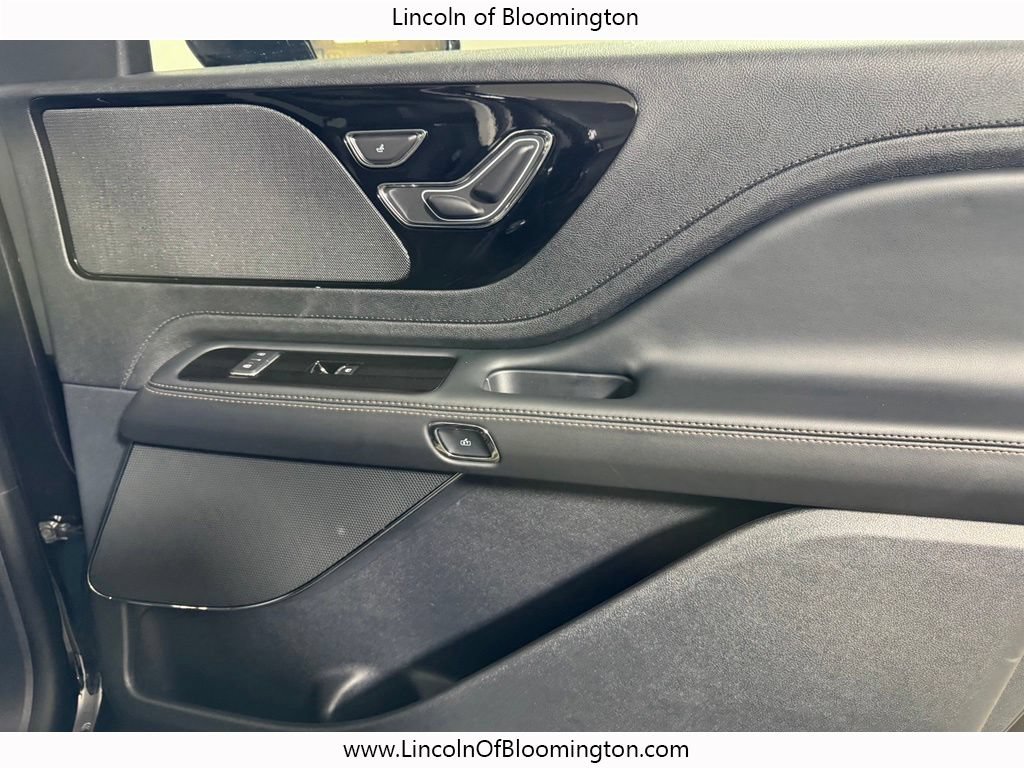 New 2026 Lincoln Aviator AWD w/ Jet Appearance Package image 13