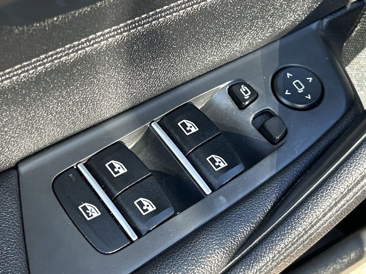 Used 2021 BMW 530i w/ Convenience Package RWD image 18