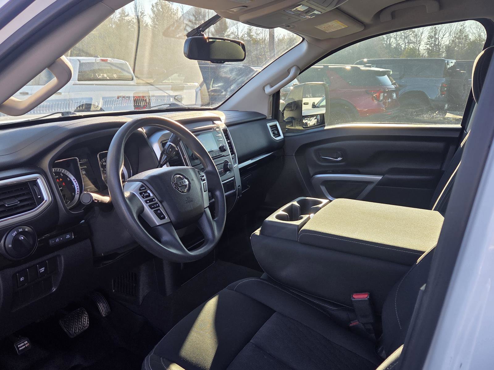 Used 2017 Nissan Titan SV image 10