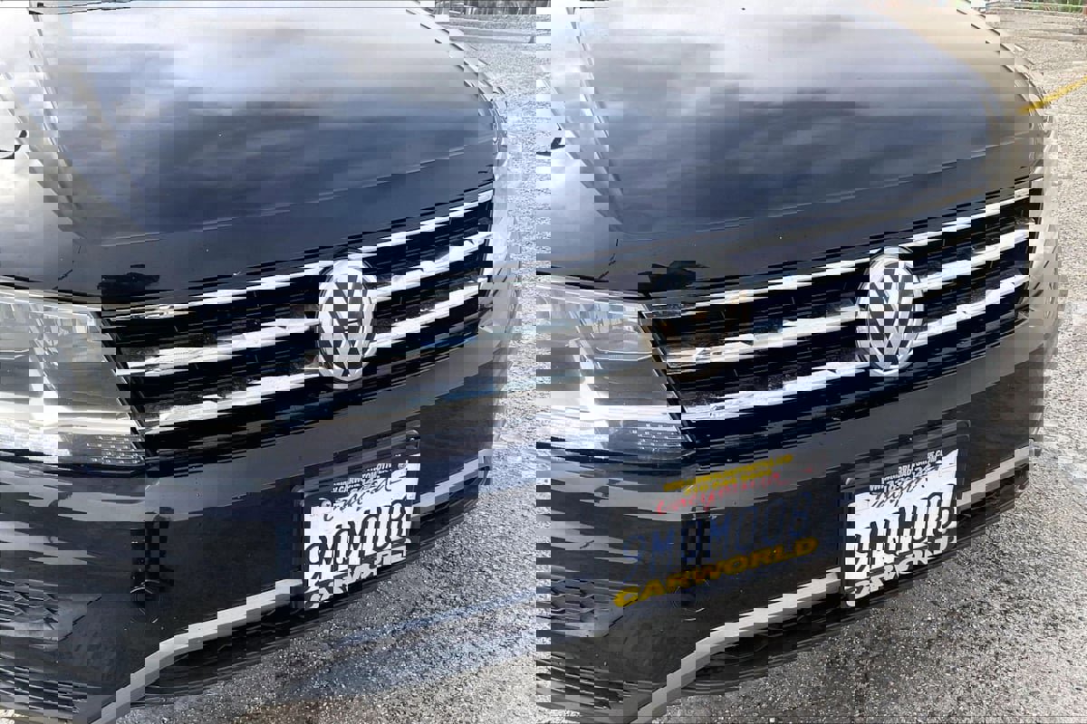 Used 2018 Volkswagen Tiguan SE w/ Panoramic Sunroof Package FWD image 29