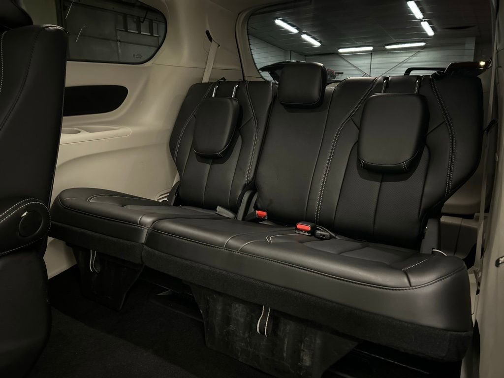Used 2024 Chrysler Pacifica Select image 17
