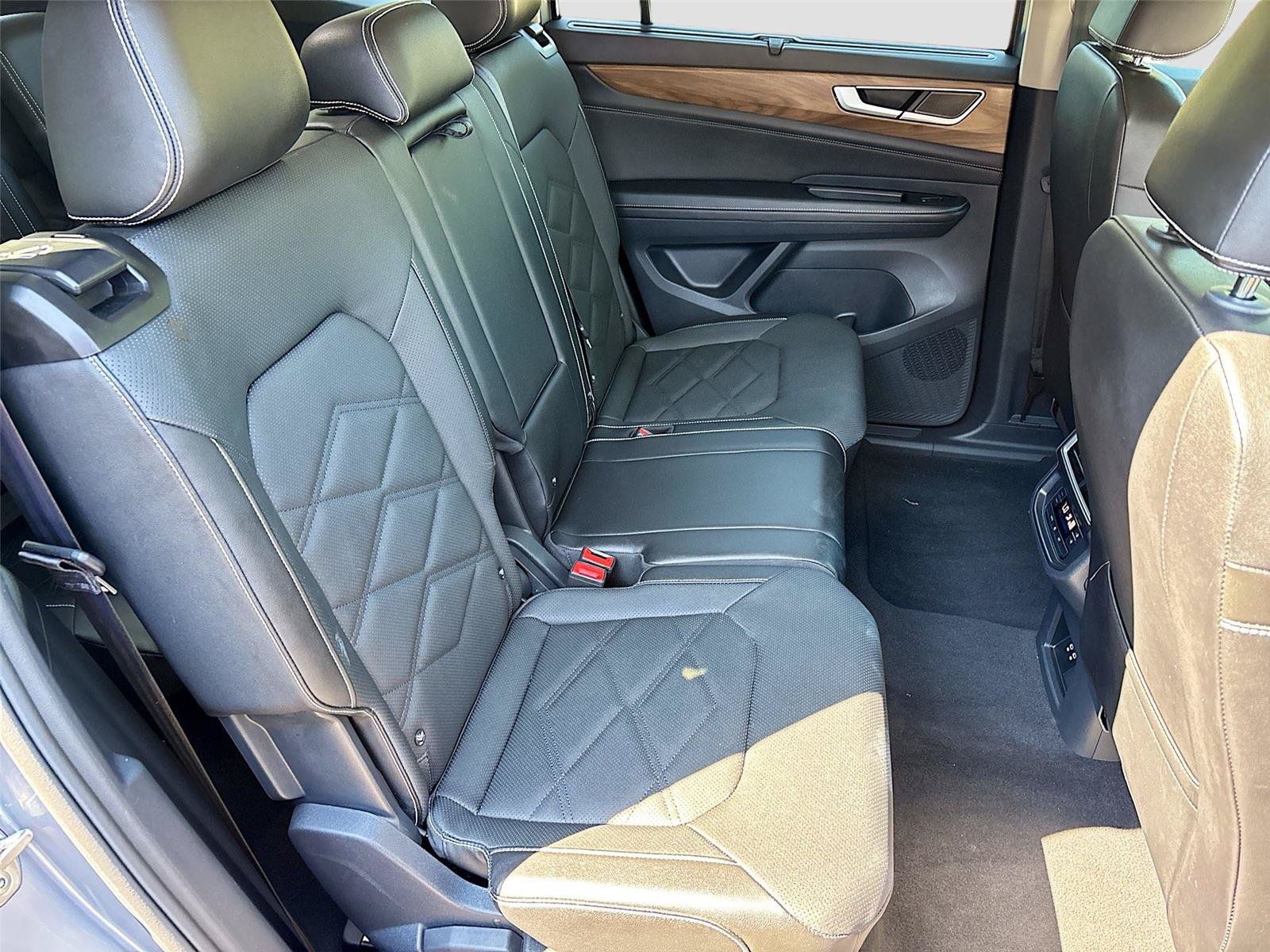 Used 2025 Volkswagen Atlas SE FWD image 30