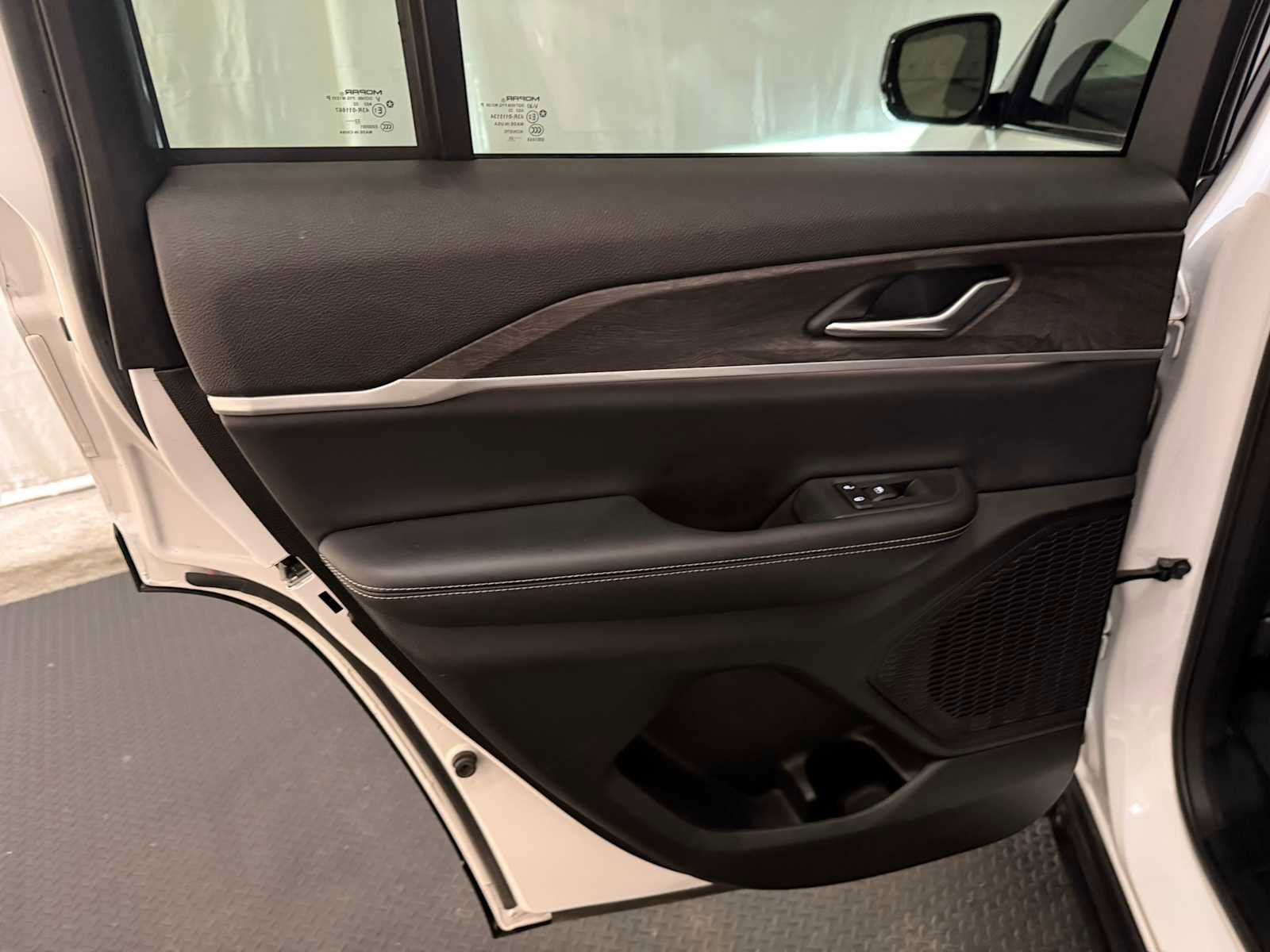 Used 2023 Jeep Grand Cherokee Limited w/ Black Appearance Package image 24