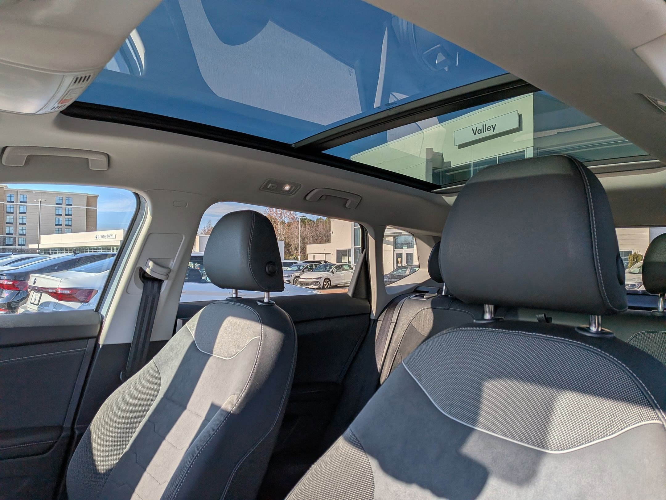 Used 2025 Volkswagen Taos SE image 16