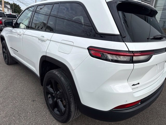 Used 2023 Jeep Grand Cherokee Altitude AWD/4WD image 8