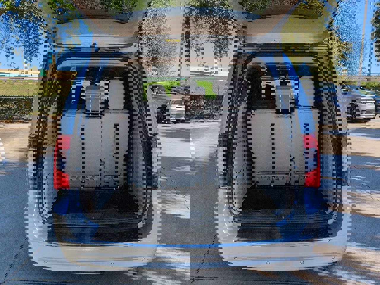 Used 2012 Chrysler Town & Country Limited image 23