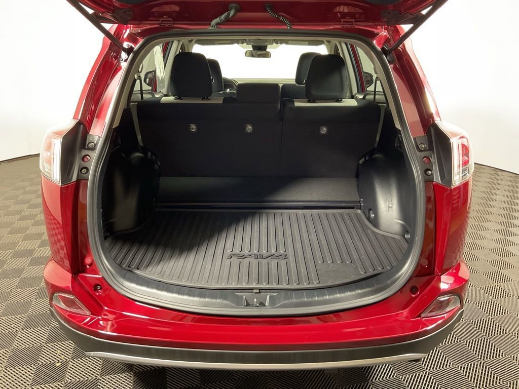 Used 2018 Toyota RAV4 LE AWD/4WD image 16