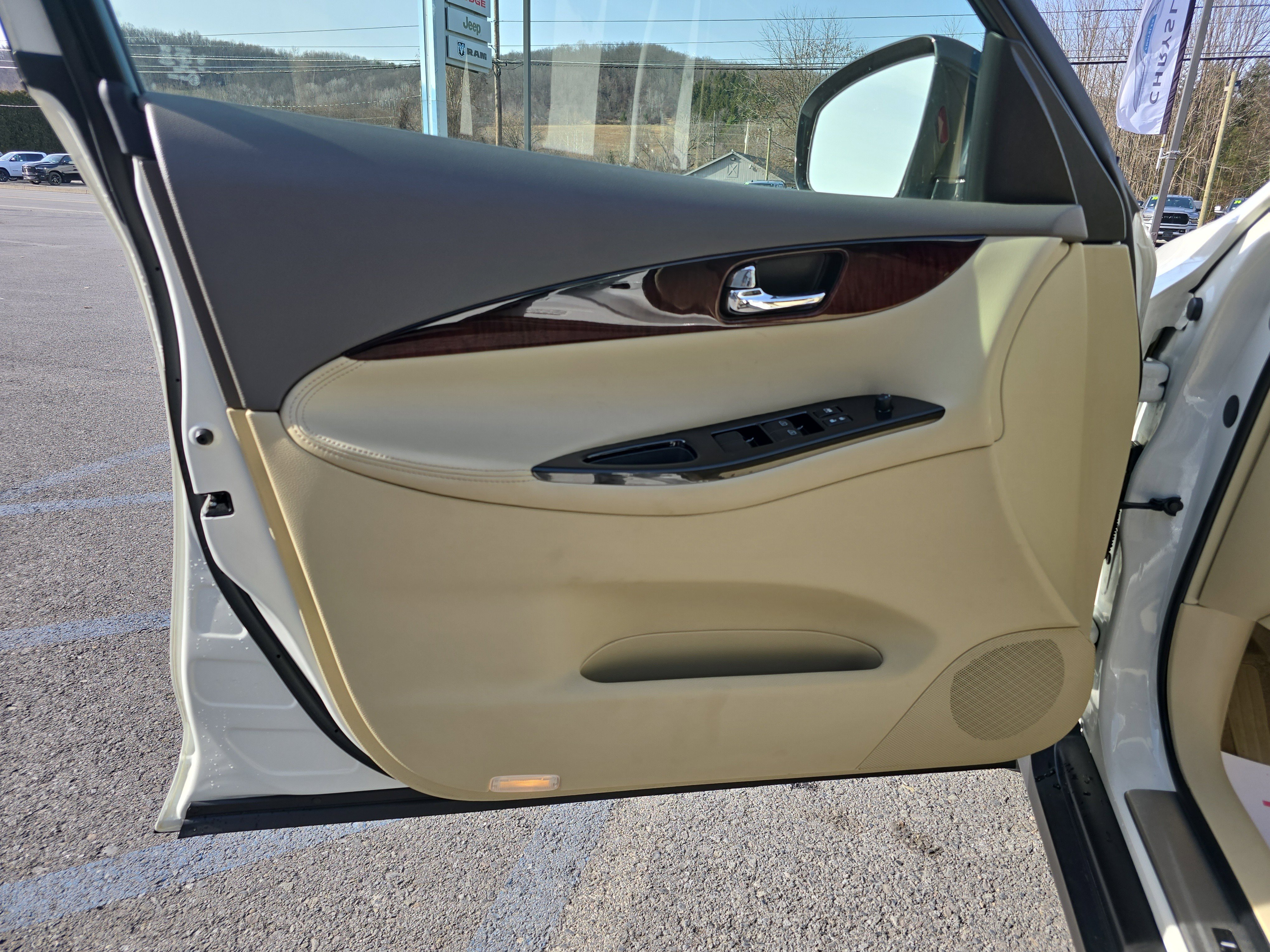 Used 2015 INFINITI QX50 Journey w/ Premium Package image 16