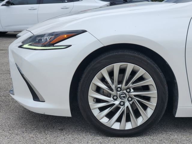Used 2020 Lexus ES 300h Ultra Luxury w/ Accessory Package 2 FWD image 5